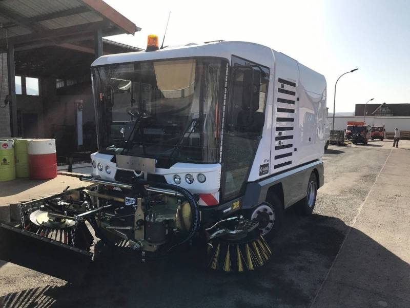 RAVO Maxi compacte straatveegmachine